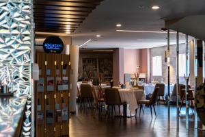 a restaurant with tables and chairs in a room at Hotel Clé Reforma Insurgentes in Mexico City