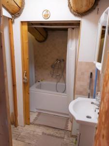 ein Badezimmer mit einer Badewanne und einem Waschbecken in der Unterkunft U Srubu Sychrov in Sychrov
