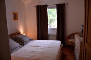 a bedroom with a bed and a window at Auberge d'Anais in Entrechaux