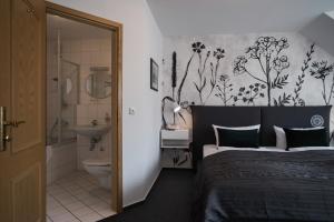 ノイルピーンにあるHotel & Restaurant Am Alten Rhinのベッドとバスルームのある寝室 +140枚の写真