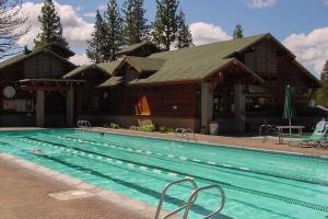 una casa con piscina delante de un edificio en Tahoe Donner Retreat with Decks and Lake Access!, en Truckee