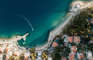 eine Luftansicht auf einen Strand und das Meer in der Unterkunft Villa AMore Brela in Brela