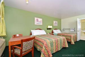 Postel nebo postele na pokoji v ubytování Pine Point Inn & Suites