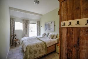 een slaapkamer met een groot bed en een raam bij Twentekiek in Delden