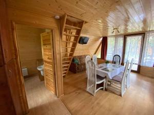 ein Esszimmer mit Tisch und Stühlen in einer Hütte in der Unterkunft OWS Dorota in Kolbudy