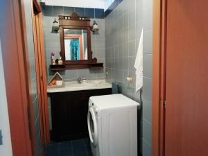 łazienka z umywalką i pralką w obiekcie Il Nido - Delizioso alloggio presso il centro con vista spettacolare e giardino w mieście Sauze dʼOulx +79 zdjęć