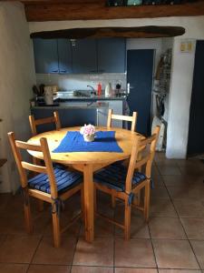 una mesa de madera y sillas en la cocina en Casa Poiana en Ronco s/Ascona - Porto Ronco