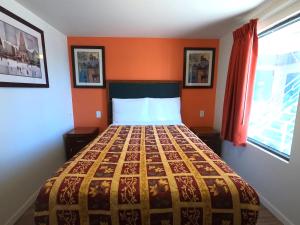 Postel nebo postele na pokoji v ubytování Rest Inn - Elizabeth + 3 fotografie