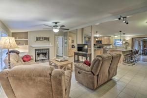 Η κουζίνα ή μικρή κουζίνα στο Lake Hamilton Home with Dock 8 Mi to Hot Springs NP