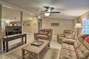 Χώρος καθιστικού στο Lake Hamilton Home with Dock 8 Mi to Hot Springs NP