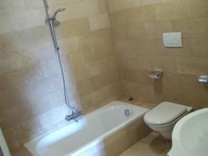 ein Badezimmer mit einer Badewanne, einem WC und einem Waschbecken in der Unterkunft Agriturismo Locanda Ventura in Fasano