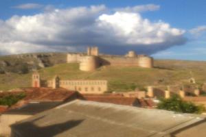 un castillo en la cima de una colina con edificios en CASA RURAL ALTA YUBERIA en Berlanga de Duero