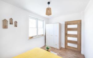 Łóżko lub łóżka w pokoju w obiekcie Apartament Latarnika