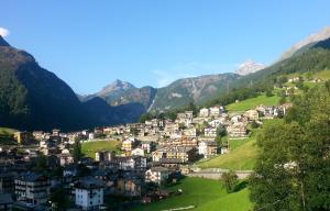 Ein Dorf auf einem Hügel mit Bergen im Hintergrund in der Unterkunft Tra le Vette in Caspoggio
