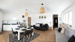 salon ze stołem i kanapą w obiekcie Apartament Latarnika w mieście Jarosławiec
