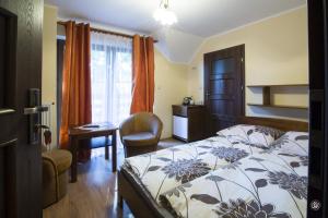 Un dormitorio con una cama con una colcha floral. en Siedlisko Na Fali, en Krynica Morska 15 fotos más