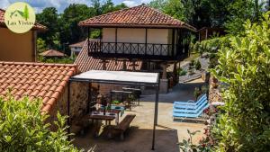 una casa con balcón y mesa y sillas en Las vistas, en Cornellana