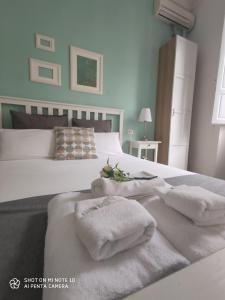 um quarto com uma cama com toalhas em Lost In Florence em Florença