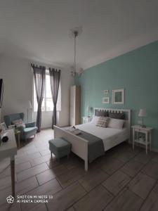 フィレンツェにあるLost In Florenceのベッドルーム1室(ベッド1台、ソファ、椅子付)