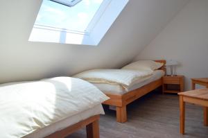 2 bedden in een zolderkamer met een dakraam bij Burg Blens in Heimbach +42 foto's
