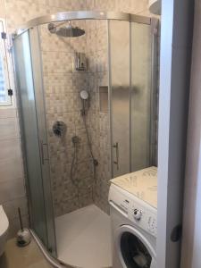 a shower in a bathroom with a washing machine at Apartman Mara in Hvar