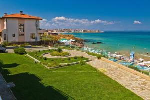 vistas a una playa con un edificio y al océano en Black Sea Paradise Hotel, en Sozopol