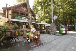 Una estatua de un ciervo en una calle frente a un edificio. en Siedlisko Na Fali, en Krynica Morska