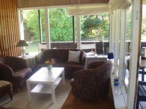 Sala de estar con sofás y mesa de centro en Summer cottage, en Nøreng