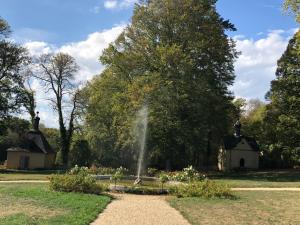 uma fonte no meio de um jardim em Chateau de Moison, Domaine Eco Nature em Ivoy-le-Pré