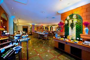 Reštaurácia alebo iné gastronomické zariadenie v ubytovaní Golden Tulip Sovereign Hotel Bangkok