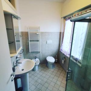 ein Bad mit einem Waschbecken und einem WC in der Unterkunft Ai Giardini Rooms in Verona