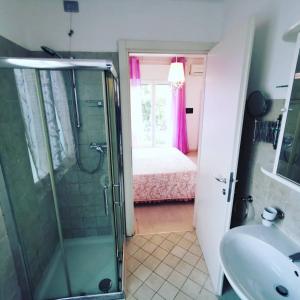 Koupelna v ubytování Ai Giardini Rooms -vicino Ospedale Borgo Trento e centro storico