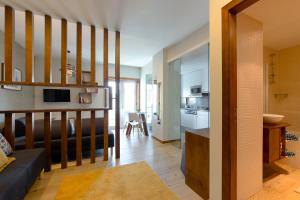 ein Wohnzimmer mit Couch und Küche in der Unterkunft Flat Casino Beach Figueira da Foz - Moderno & Ótima Localização! in Figueira da Foz