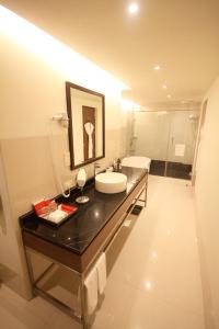 A bed or beds in a room at Vivanta Kolkata EM Bypass