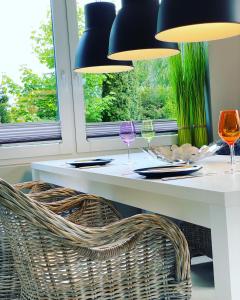 - une table avec deux verres à vin et deux lumières dans l'établissement Heideviertel, à Bispingen