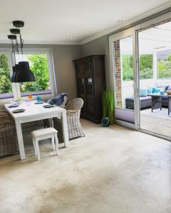 a living room with a white table and chairs at Heideviertel in Bispingen