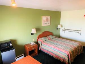 Postel nebo postele na pokoji v ubytování Pine Point Inn & Suites