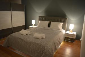 A bed or beds in a room at Cinema Zeus Studios - by Avelink Még 30 kép