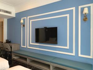 TV a/nebo společenská místnost v ubytování Champ De Rose Hotel