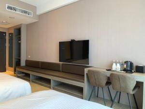 TV a/nebo společenská místnost v ubytování Champ De Rose Hotel