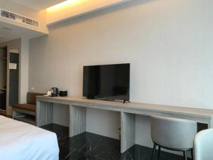 TV a/nebo společenská místnost v ubytování Champ De Rose Hotel