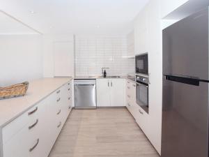 Kuchyň nebo kuchyňský kout v ubytování 2 bedroom Apt on Parkyn Parade with pool and Airvconditioning