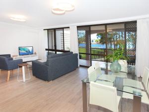 TV a/nebo společenská místnost v ubytování 2 bedroom Apt on Parkyn Parade with pool and Airvconditioning