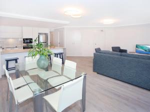 Kuchyň nebo kuchyňský kout v ubytování 2 bedroom Apt on Parkyn Parade with pool and Airvconditioning