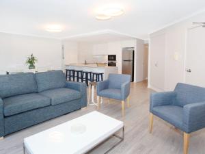 Kuchyň nebo kuchyňský kout v ubytování 2 bedroom Apt on Parkyn Parade with pool and Airvconditioning