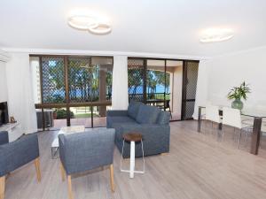 Posezení v ubytování 2 bedroom Apt on Parkyn Parade with pool and Airvconditioning