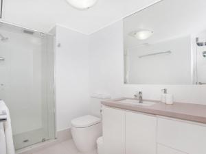 Koupelna v ubytování 2 bedroom Apt on Parkyn Parade with pool and Airvconditioning