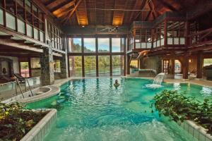 Bazén v ubytování Puyuhuapi Lodge & Spa nebo v jeho okolí
