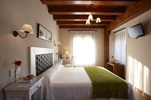 A bed or beds in a room at Posada Valle del Oso