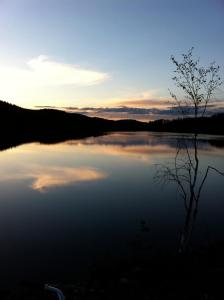 Blick auf einen See bei Sonnenuntergang in der Unterkunft Station Sågen in Sågen